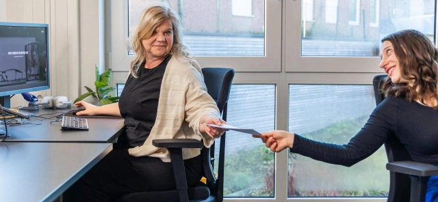 Teamwork – Austausch von Dokumenten zwischen zwei Kolleginnen